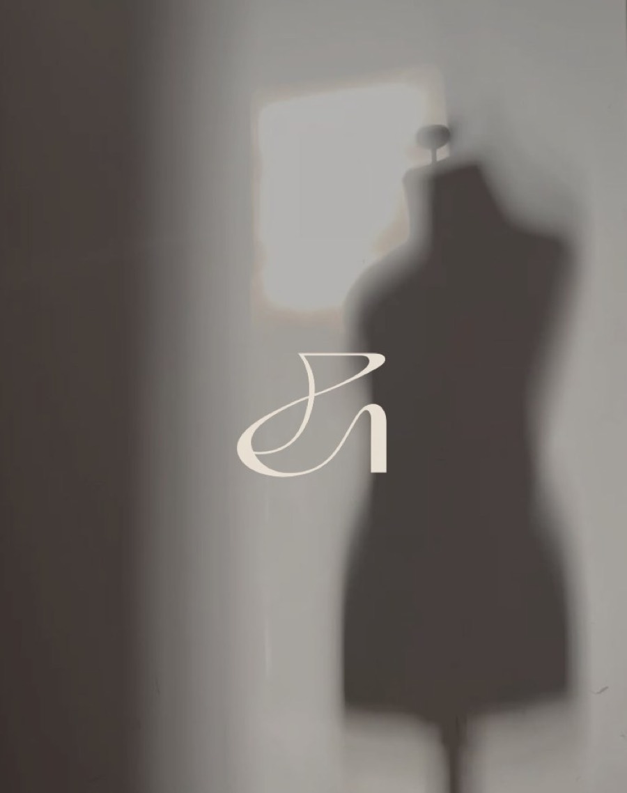 Maniquí difuminado con el monograma de The Dept.