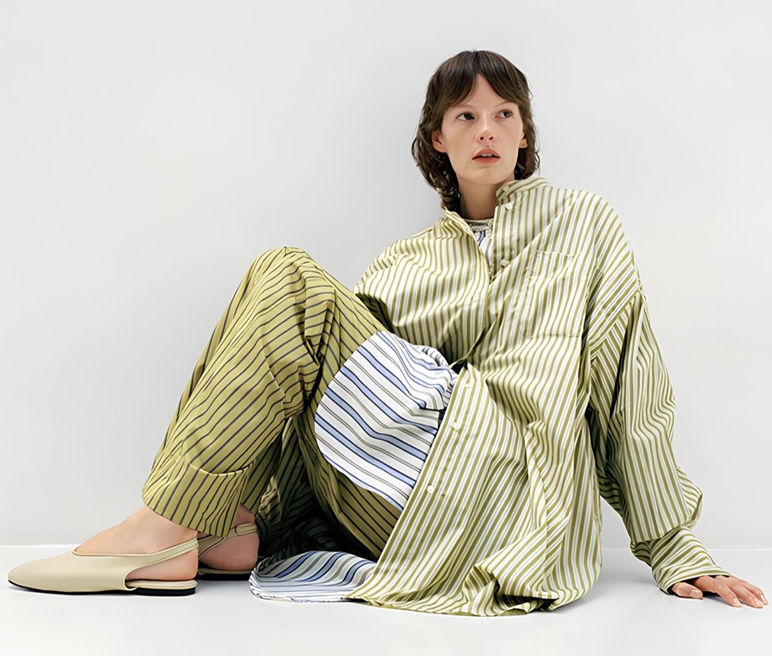 Modelo sentada con conjunto rayado oversize